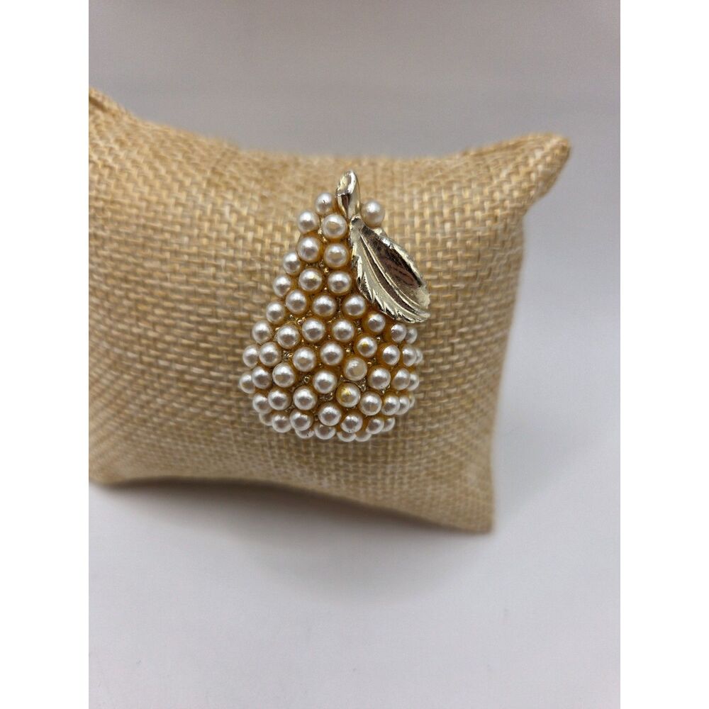 1858. Vintage Tiny Pear Pearl Brooch Pin